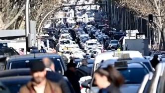 不满出租车改革，数千名西班牙出租车司机街头抗议