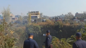 尼泊尔官员：坠毁客机上3人获救，被送往医院