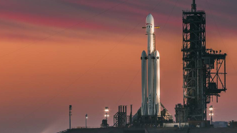 SpaceX“猎鹰重型”火箭发射美天军通信卫星等机密载荷入轨