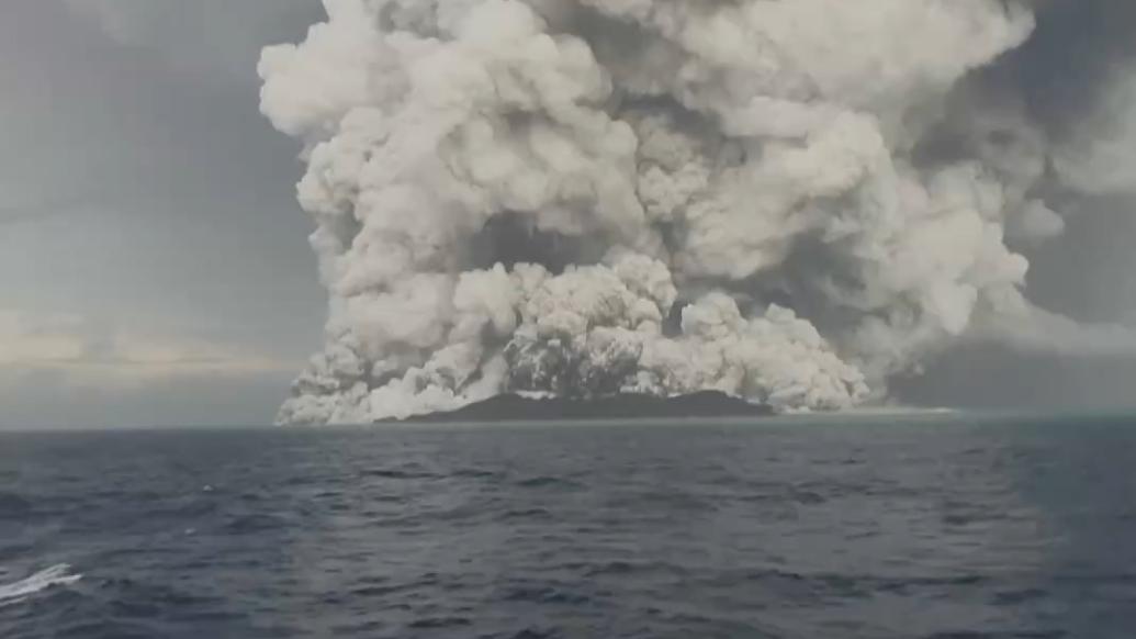 海底火山喷发一年后，汤加仍在进行重建工作