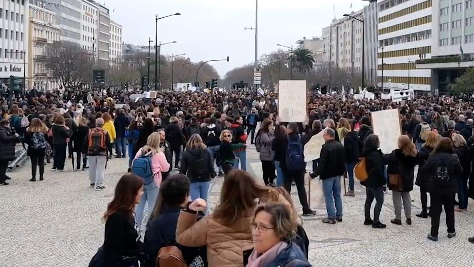 葡萄牙十万教育从业者上街抗议，要求提高工作待遇