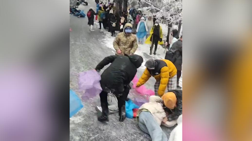 衡山景区游客滑雪失控一女子被撞倒地抽搐，警方回应正处理七环视频澎湃新闻 The Paper 1400