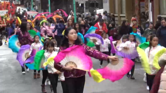美国旧金山唐人街举行迎春街会，吸引大批市民游客