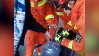 男子开桶装水时被卡手，抱满满一桶水直奔消防站