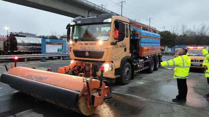 冰雪寒冻来袭，嘉兴高速3个抗冰雪作战区遇雪奋战保畅通 