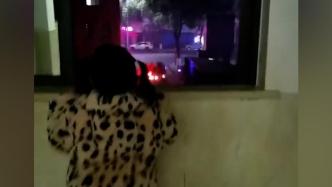 消防员爸爸出警，女儿搬小板凳在窗边等待