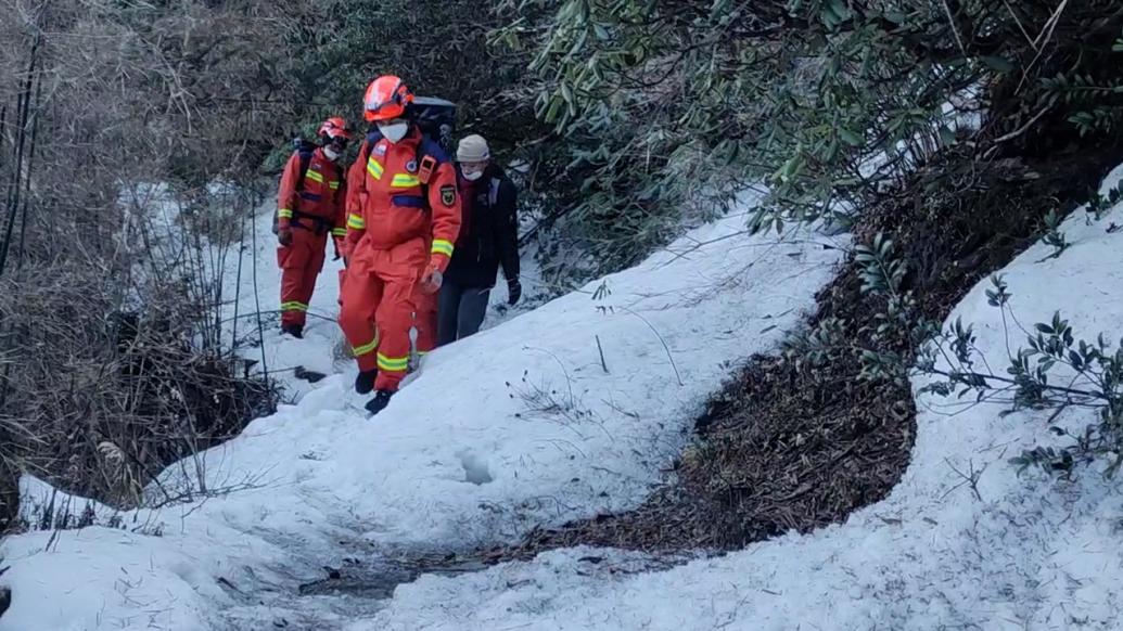 大理苍山失联男子获救，搜救队在海拔3700米雪地搜寻呼喊