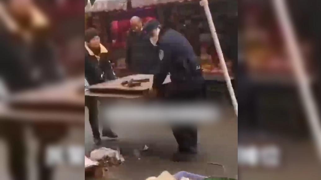 兩攤販因兩毛錢吵不停，民警一招化解