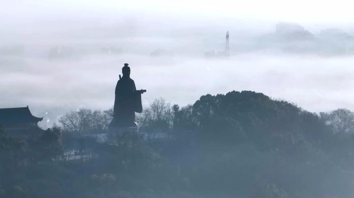 江苏溧阳：“醉”美天目湖晨雾