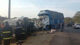 塞内加尔公交车与卡车相撞，致20人死亡