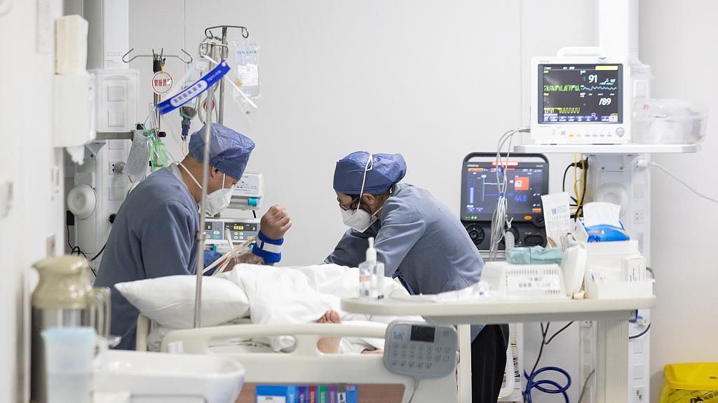 国家卫健委:目前在院新冠重症患者的数量仍处于高位