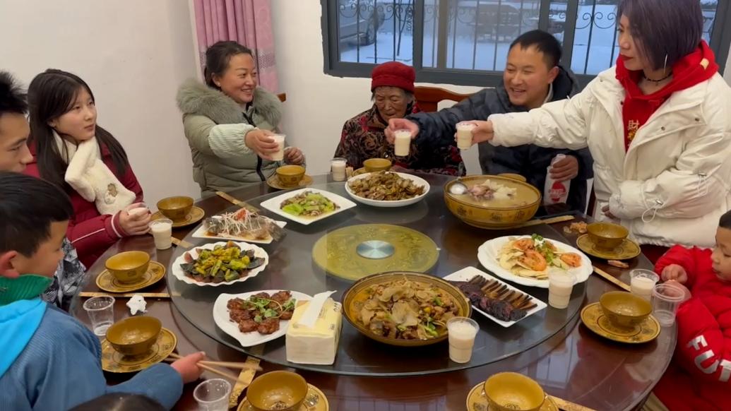 千城年俗：制腊肉备年货，秦巴山区小院年味浓