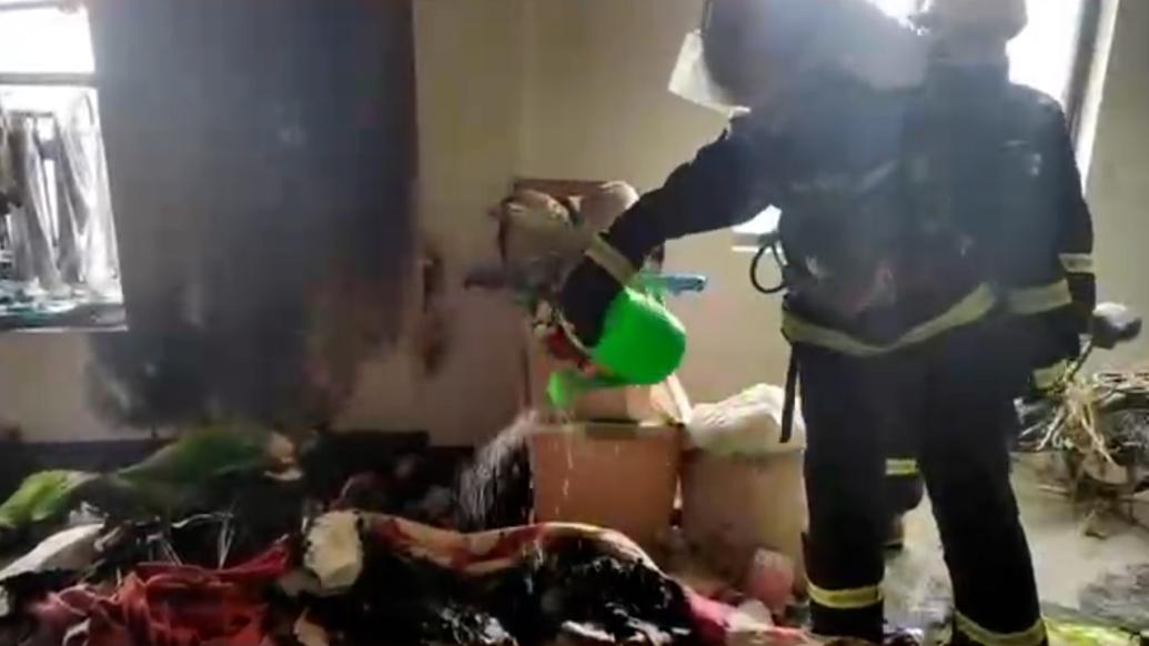 “熊孩子”熏艾草不慎燒家，親媽氣得“咬牙切齒”