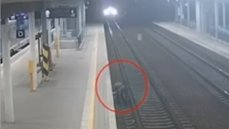 外国男子跳进铁轨捡烟被火车冲撞，摔回月台奇迹生还
