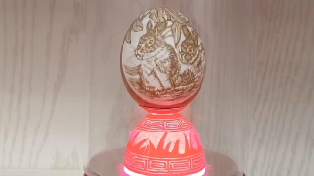 美术老师在蛋壳上雕“双兔迎春”送祝福