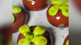 女子做水果花餑餑，“果肉”和“果皮”都超逼真