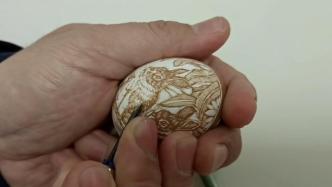 美术老师在蛋壳上雕“双兔迎春”送祝福
