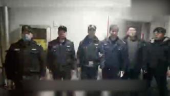 住戶(hù)家中冒出大量黑煙，民輔警轉(zhuǎn)移人員迅速救火