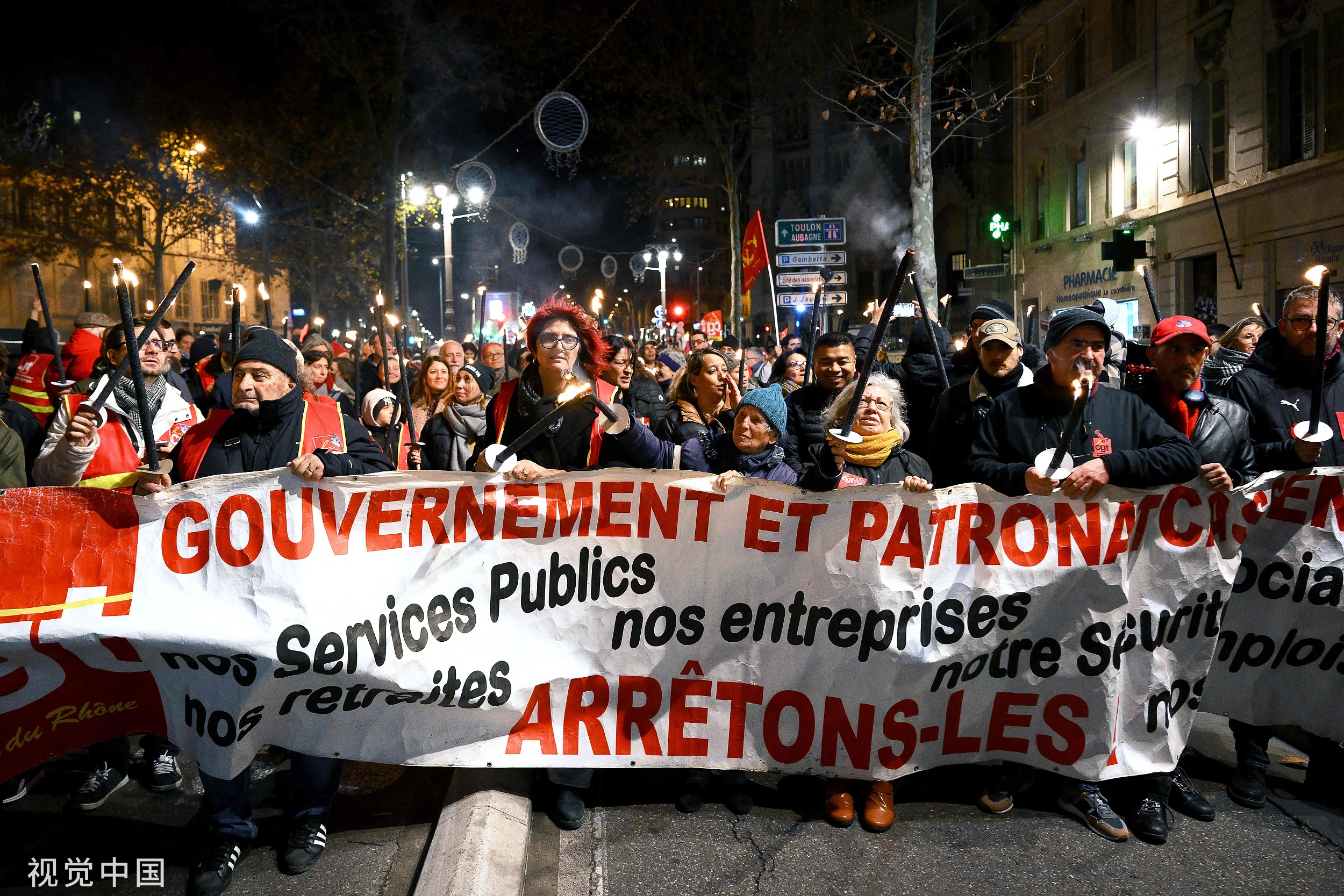 法国“黄马甲”示威造成严重损失 然而获益的是他们_凤凰网
