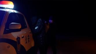 司机深夜被困戈壁，戍边民警夫妻携带物品暖心救援