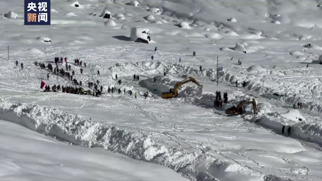 林芝雪崩8人遇难救援现场：挖掘机清理道路，寻找被埋人员