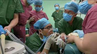出生十天宝宝肺炎致白肺，医生跪地吹氧抢救：“就是想着能救人”