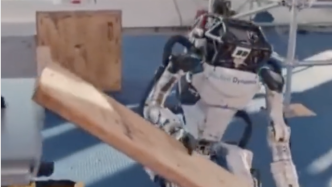 波士顿动力公司展示机器人新技能，能够搭桥，抛掷物品