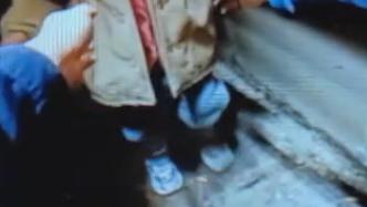 贵阳三岁女童站台坠落，乘警跳下车底将其救出