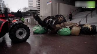 法国农户驾拖拉机封锁街道，抗议新颁布共同农业政策