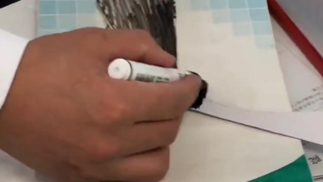 單位合影要求系領(lǐng)帶，小伙現(xiàn)場畫一個以假亂真