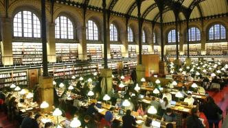 寻书欧洲｜在巴黎“铁架图书馆”，上温暖的晚自习