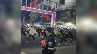 广东街头一群小伙跳起潮汕英歌舞喜迎新春