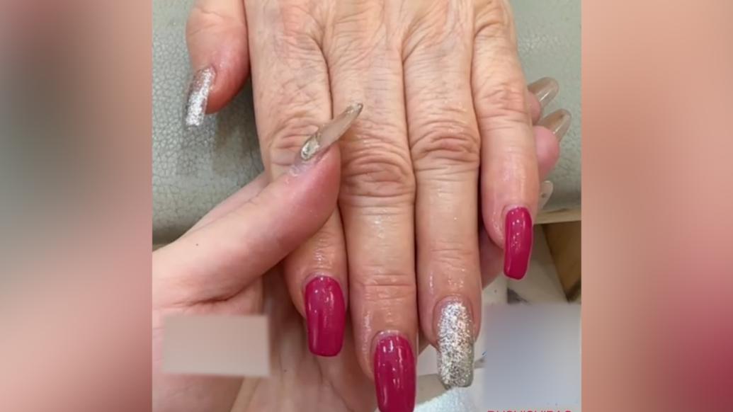 七旬爷爷陪老伴做新年美甲认真选款