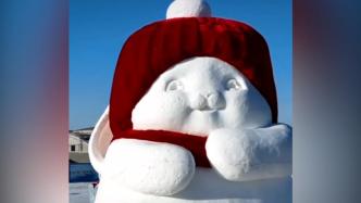 节日装！哈尔滨“大雪兔”换上了小红帽
