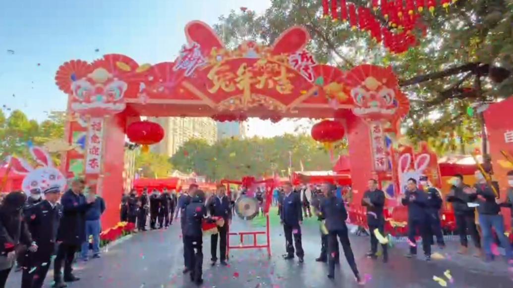 我们的烟火气丨行花街迎兔年，广州荔湾传统迎春花市开市