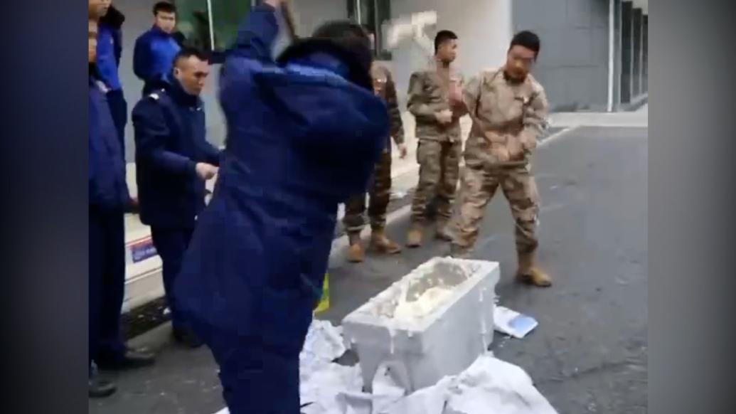 消防員邀約兵哥哥一起打糍粑添年味