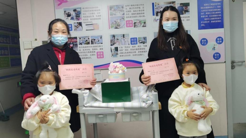 5岁双胞胎蓄1年长发捐给乳癌患者