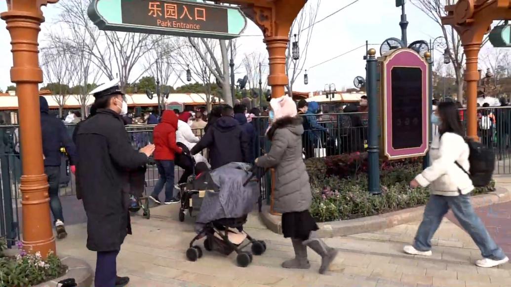 上海迪士尼除夕迎来大客流，游客：感受放开后的快乐