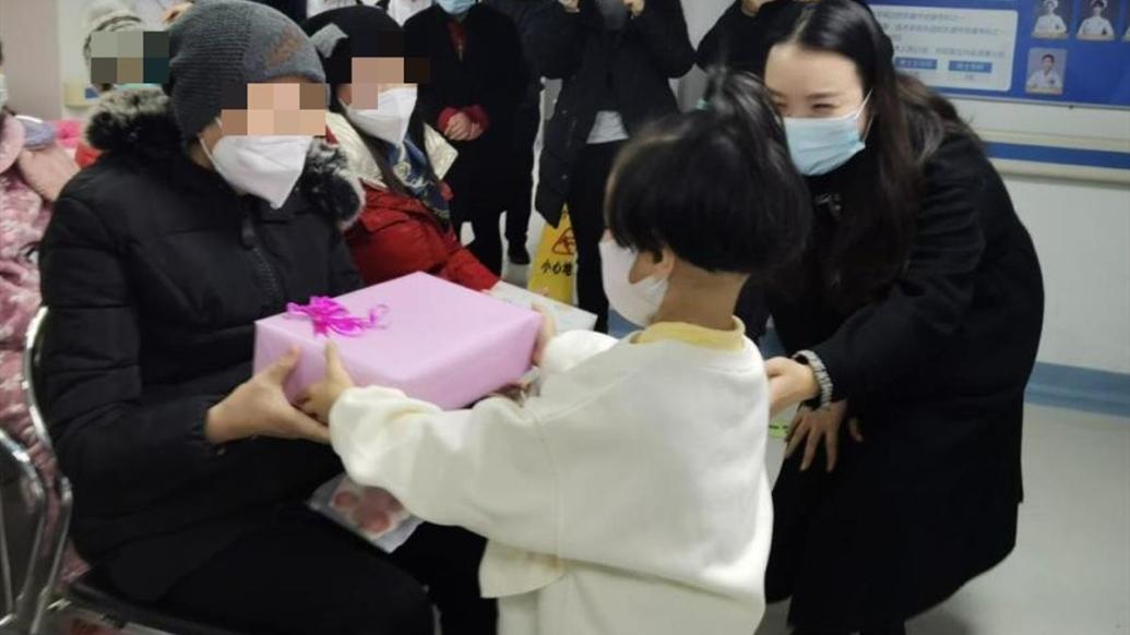 5歲雙胞胎捐出滿頭秀發(fā)，點亮乳癌患者生命希望