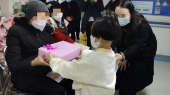 5歲雙胞胎捐出滿頭秀發(fā)，點(diǎn)亮乳癌患者生命希望