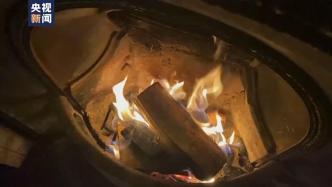 英国能源价格高企民众用木柴取暖，却引发污染担忧