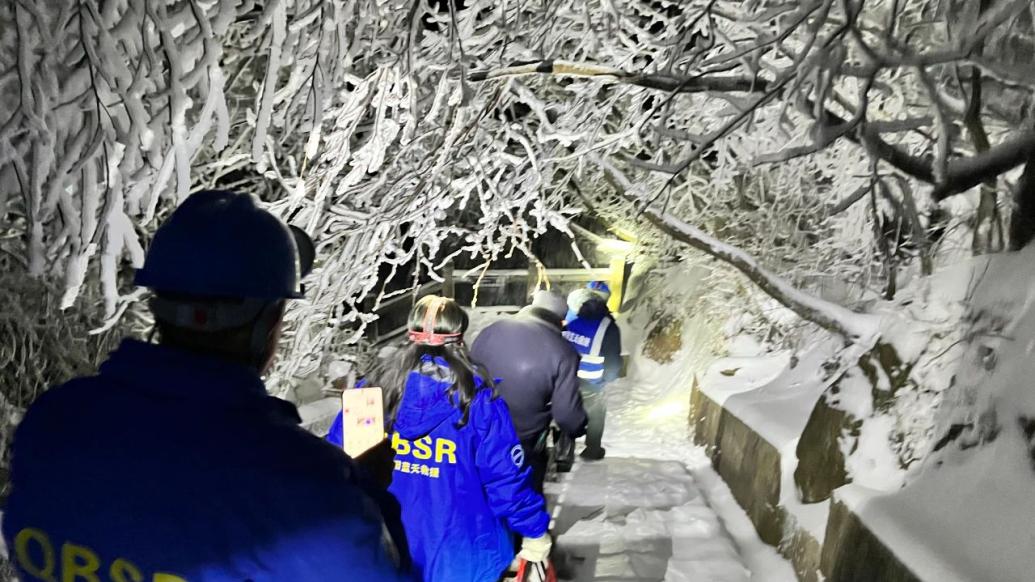 高二女生前往九华山赏雪被困，民警打灯上山搜寻三小时找到
