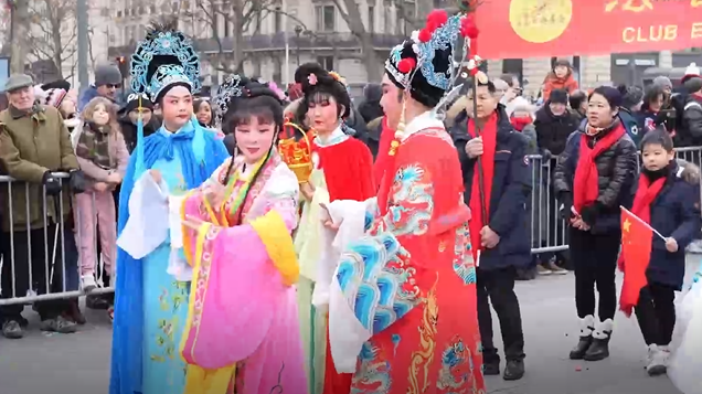旅法华侨华人社团在巴黎组织举行兔年春节彩妆游行
