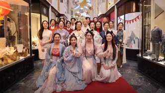 在英中国留学生身着传统服饰庆祝春节