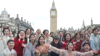 中国留学生身着传统服饰在英国伦敦庆祝春节