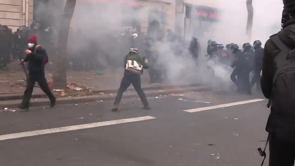 法国民众不满养老金改革爆发抗议，和警方发生冲突