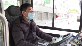 过年丨为乘客出行提供方便，上海这名公交司机春节在岗14年