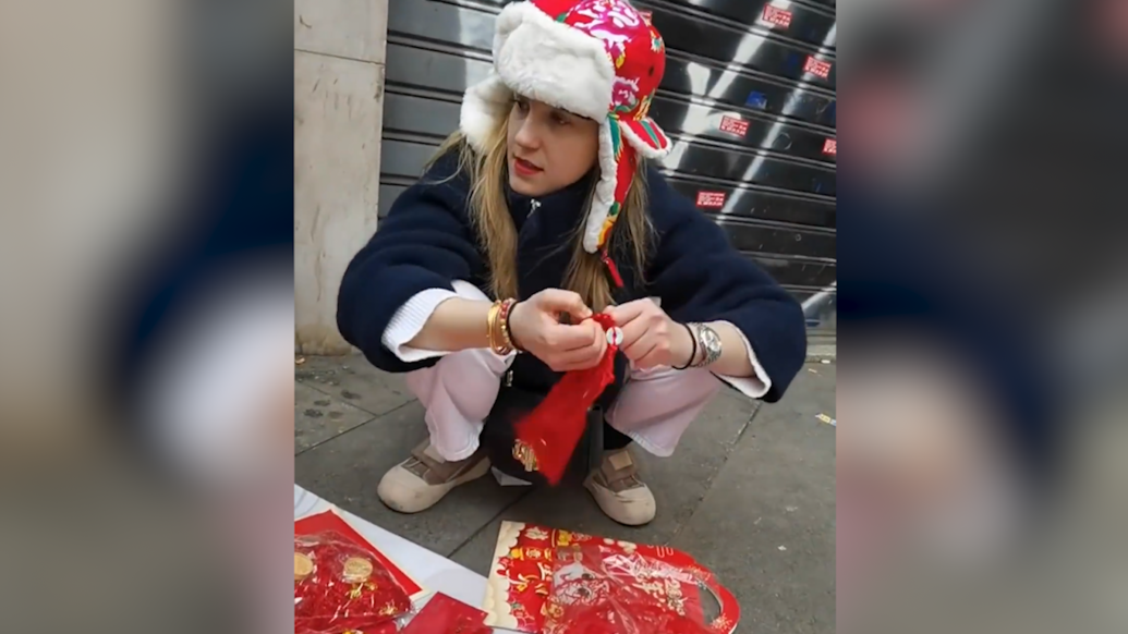 外国女生在华人街摆摊卖中国年货，全程用流利的中文交流