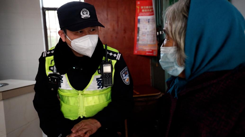 过年丨新春里的温情守护，上海浦东民警给独居老人拜年