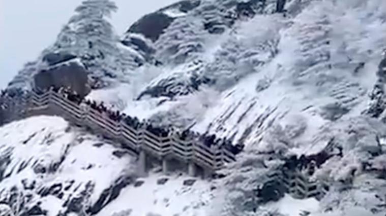 黄山游客称遇降雪滞留5小时 ，景区：已安全将游客送下山
